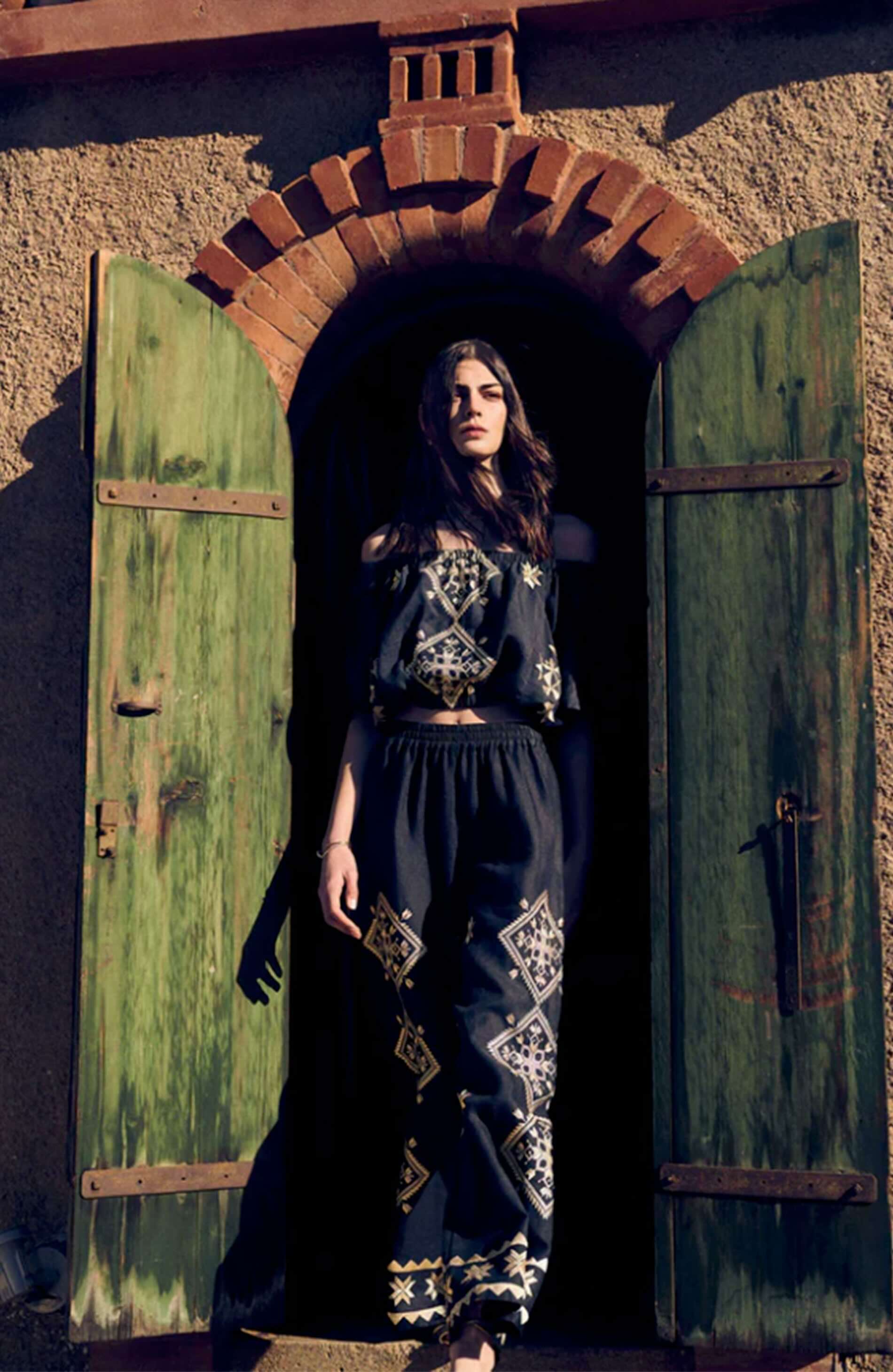 #Color_Black Gold